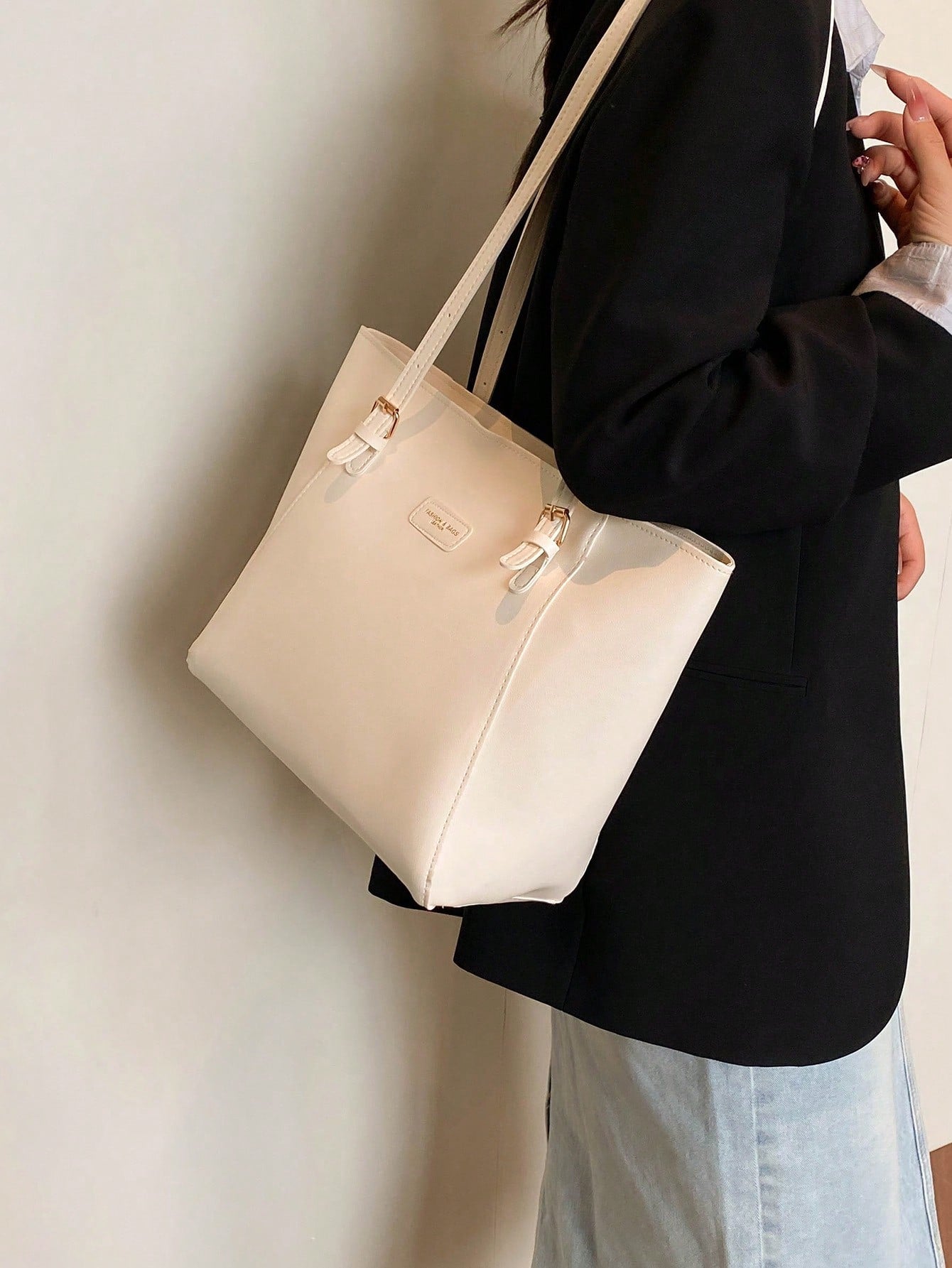 Bolso tote marfil para mujer vista lateral con gran capacidad