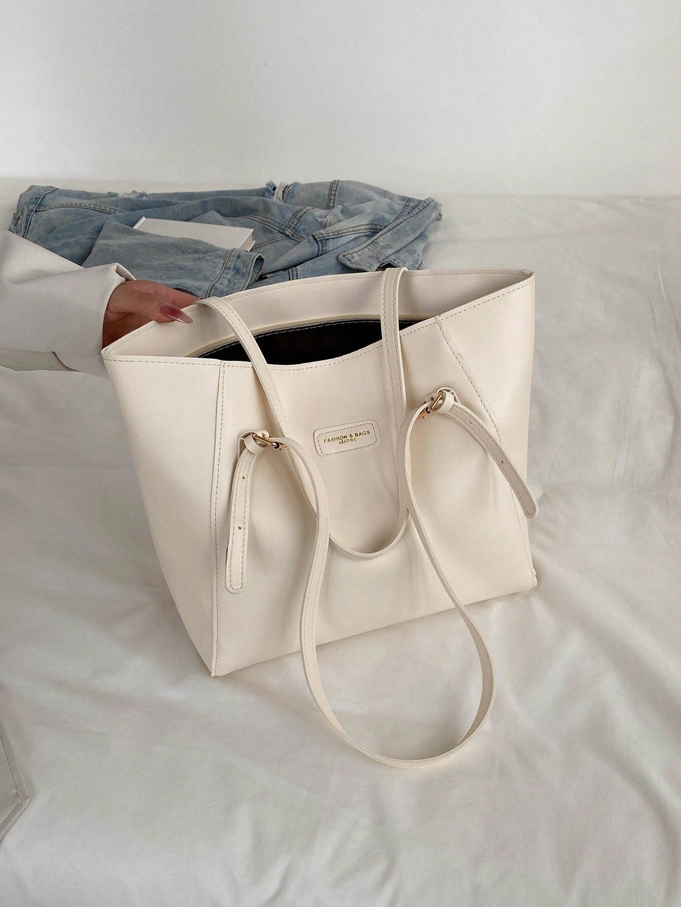 Bolso tote marfil para mujer detalle de asas y herrajes dorados