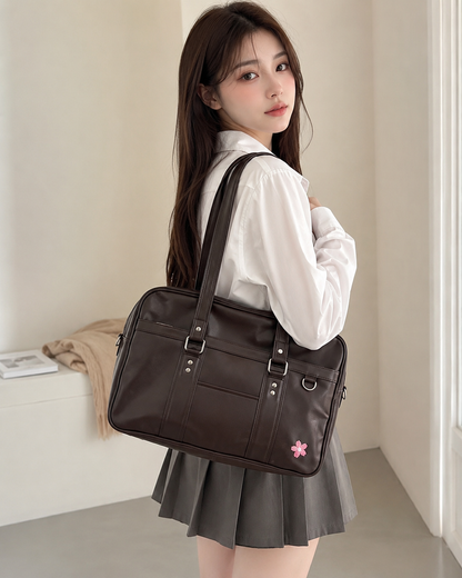 Bolso tote marrón mocha para mujer llevado al hombro con outfit casual