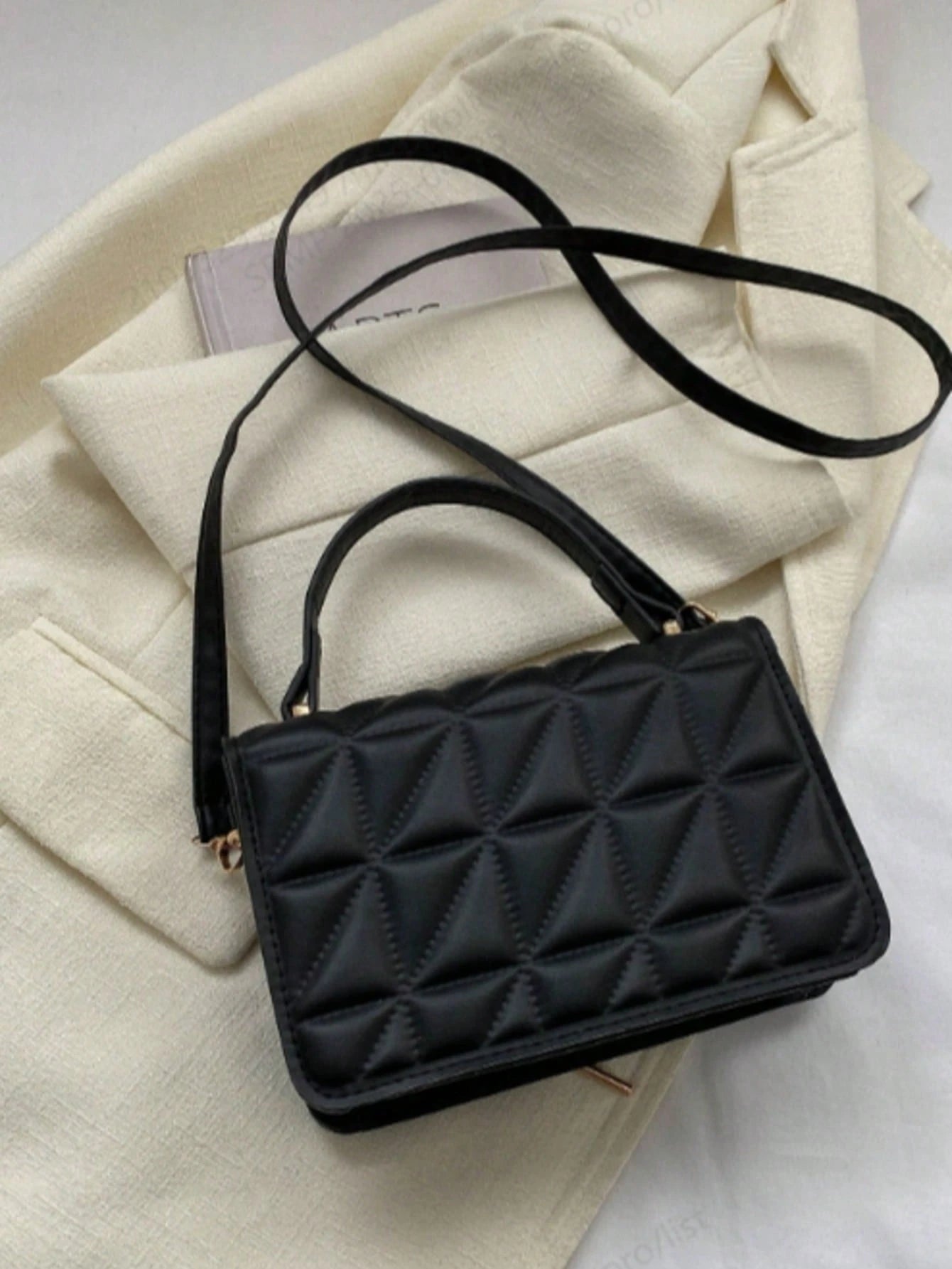 bolso negro elegante con correa ajustable