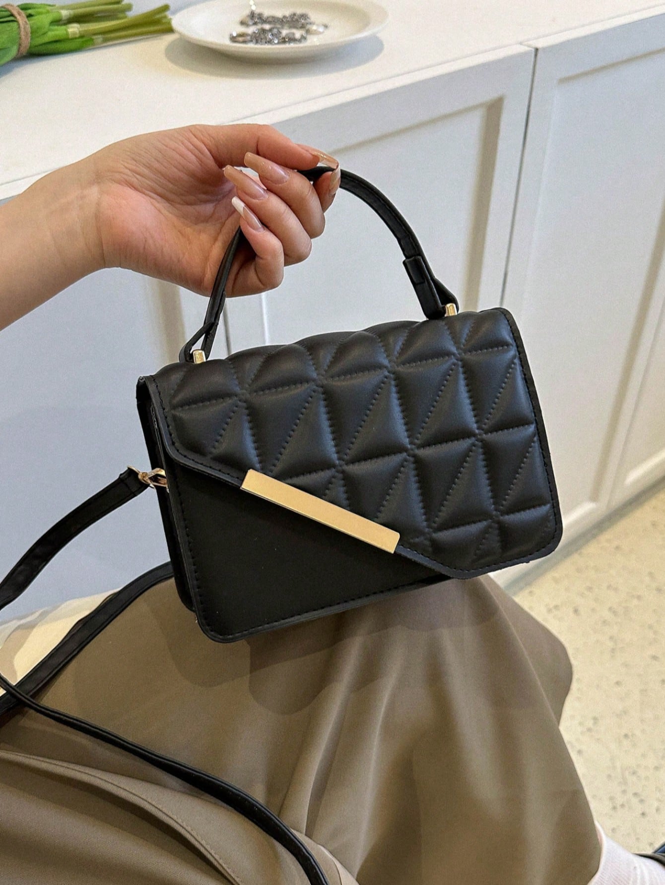 mini bolso negro con textura geométrica