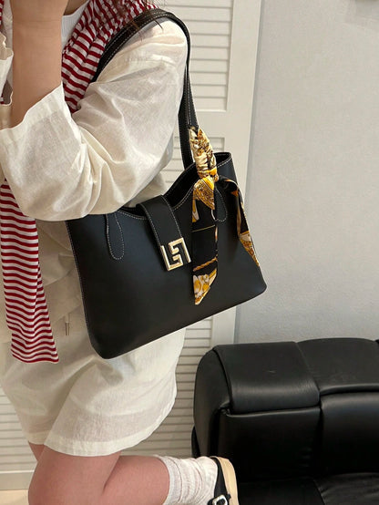 bolso tote negro elegante con herraje metálico