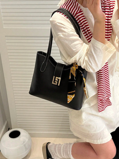 vista lateral del bolso negro con doble asa