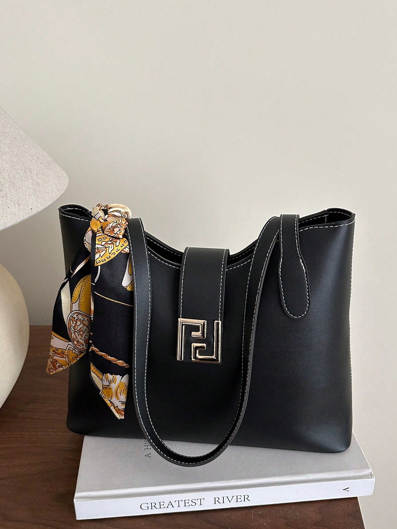 bolso negro tote con pañuelo de seda para dama