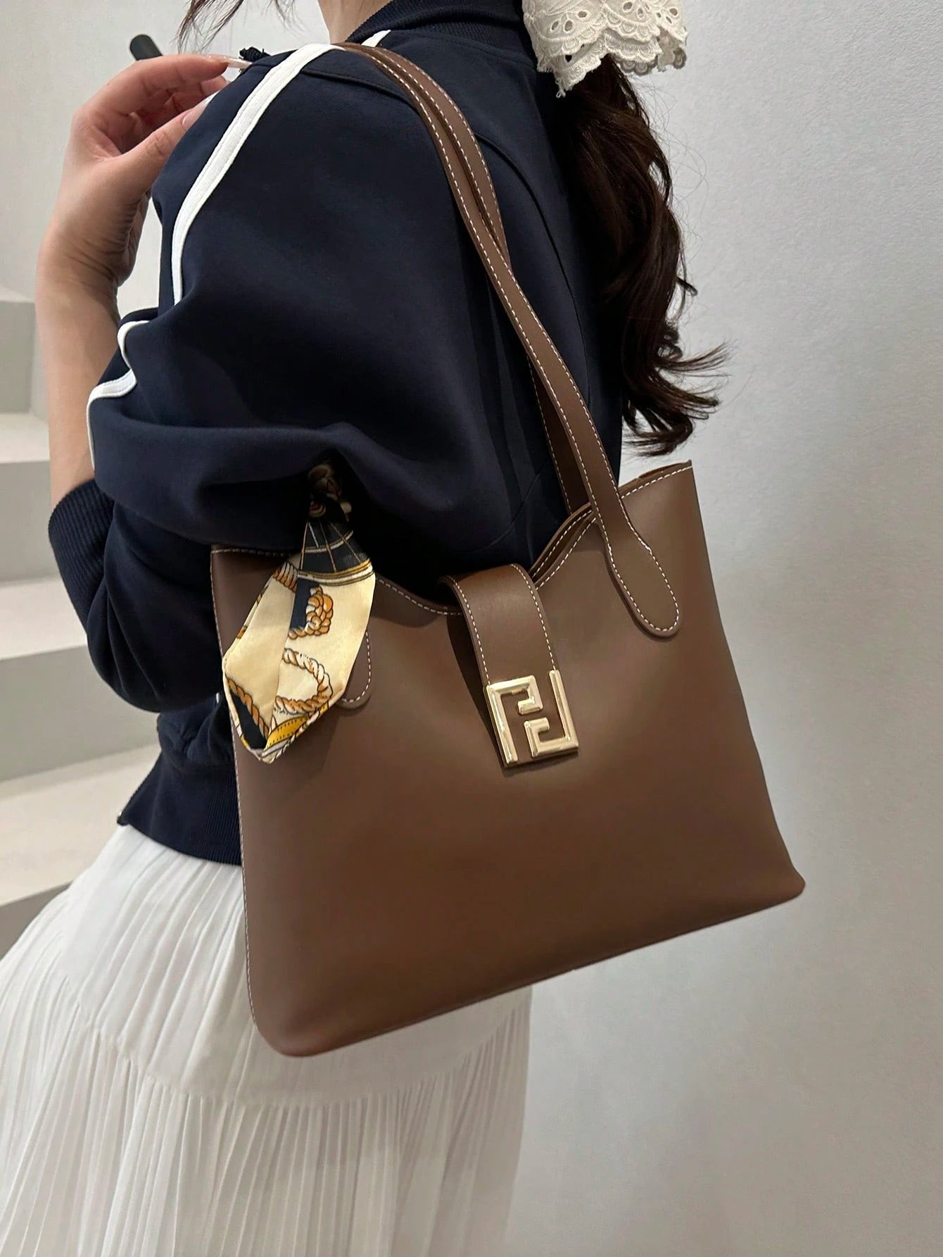 detalle del pañuelo decorativo y herraje metálico