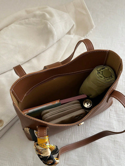 interior del bolso tote marrón con gran capacidad