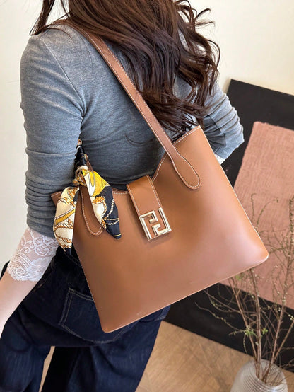 detalle de pañuelo decorativo y herraje dorado