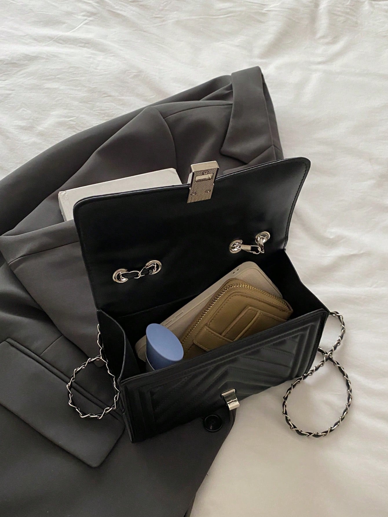 interior del bolso mini acolchado negro