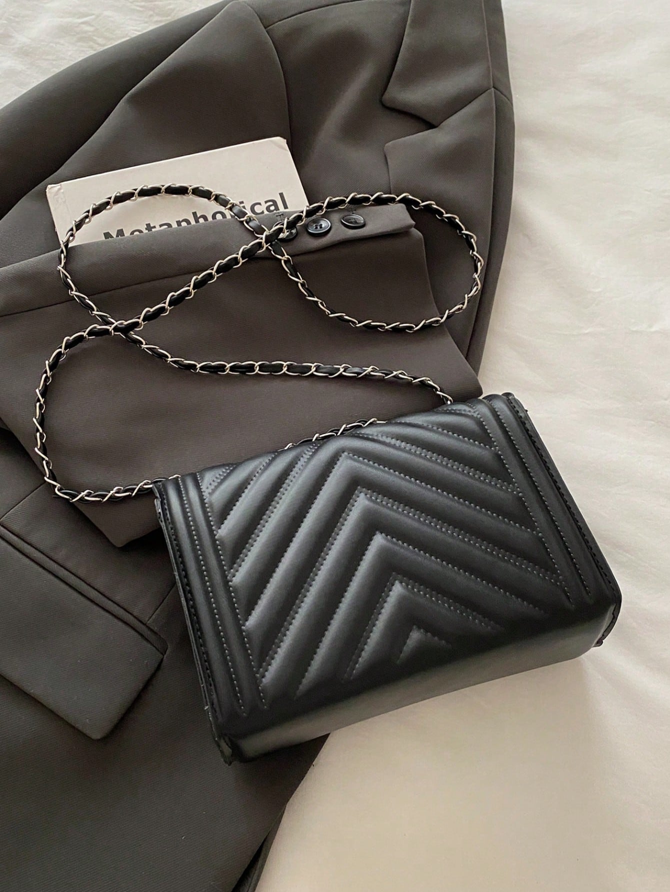 vista trasera bolso acolchado negro