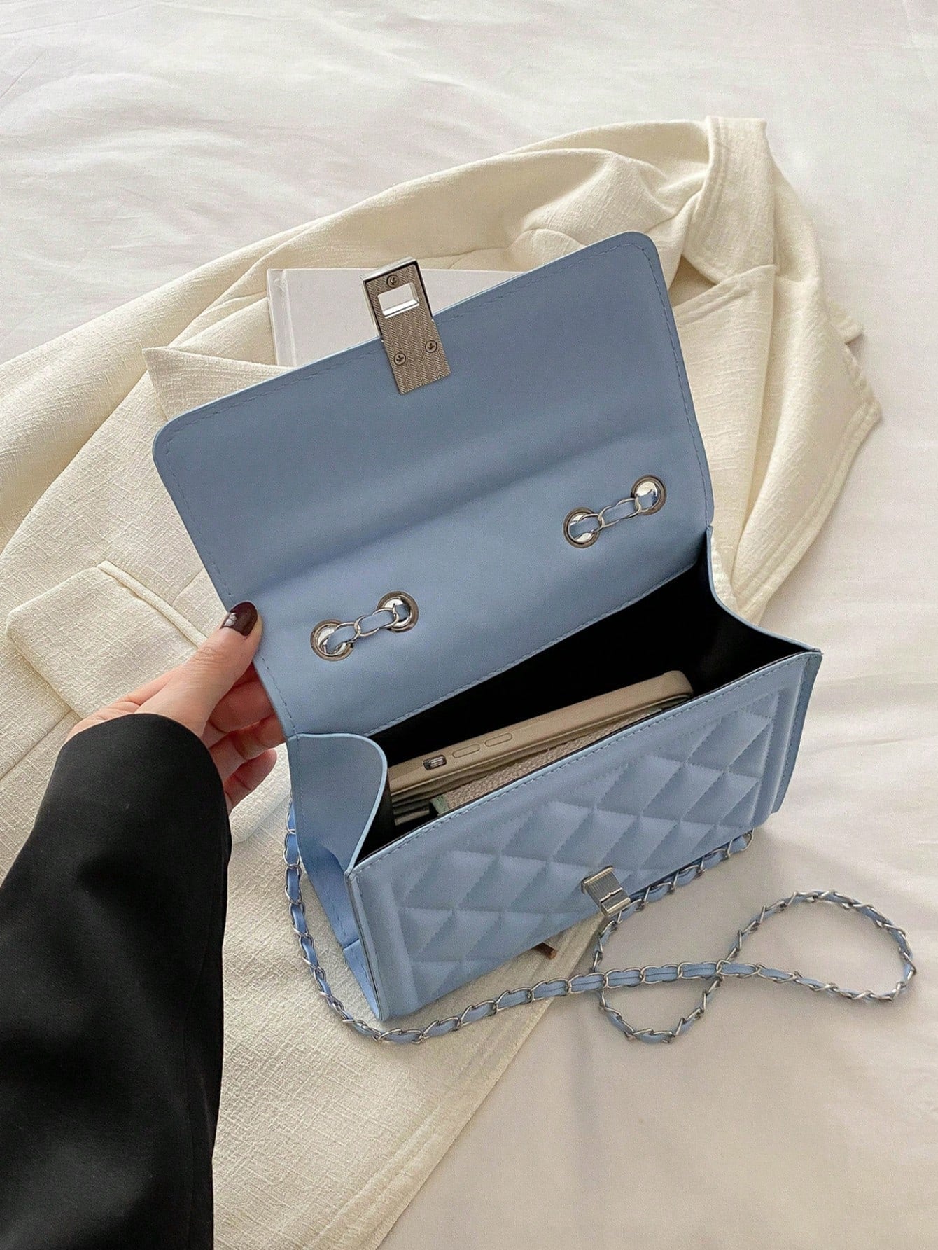 interior del bolso azul mini acolchado