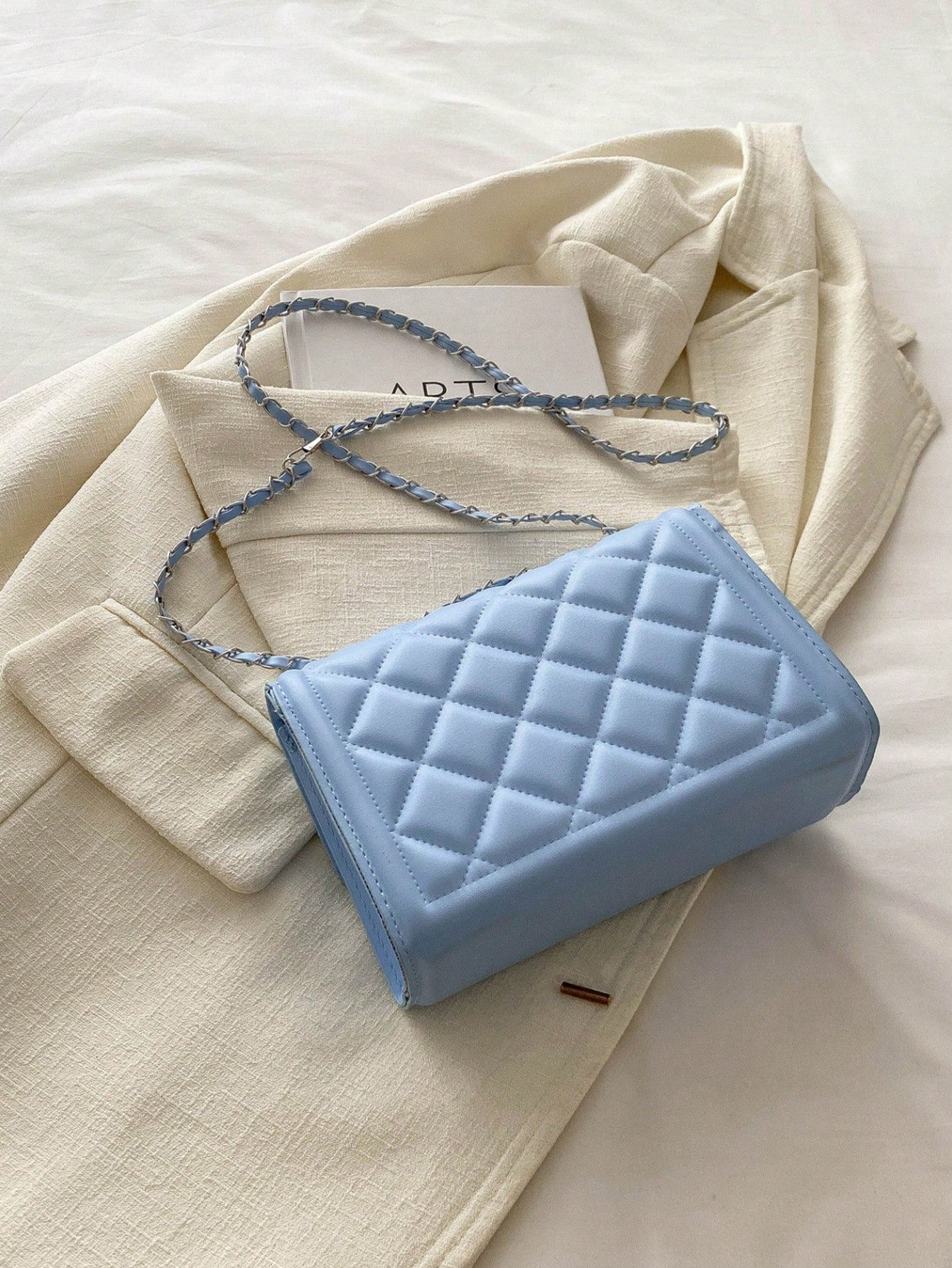 vista trasera del bolso acolchado azul