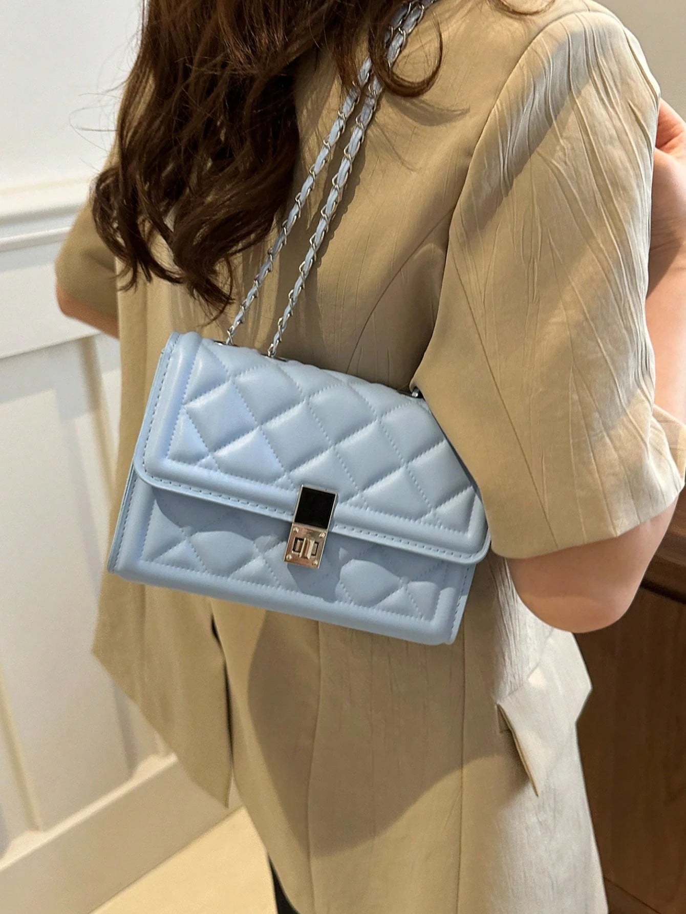 bolso crossbody azul con cadena elegante