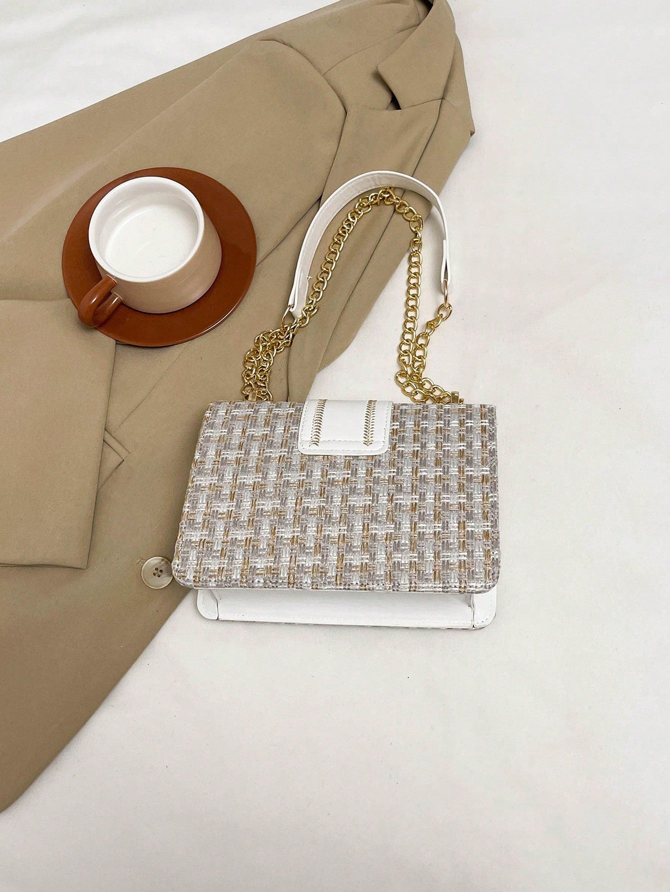 vista trasera del bolso tejido con cadena