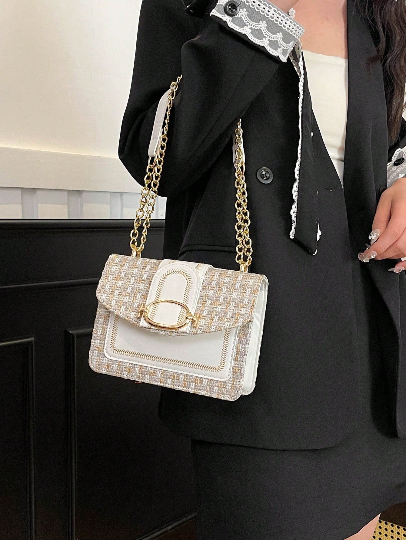 bolso elegante beis con cadena dorada