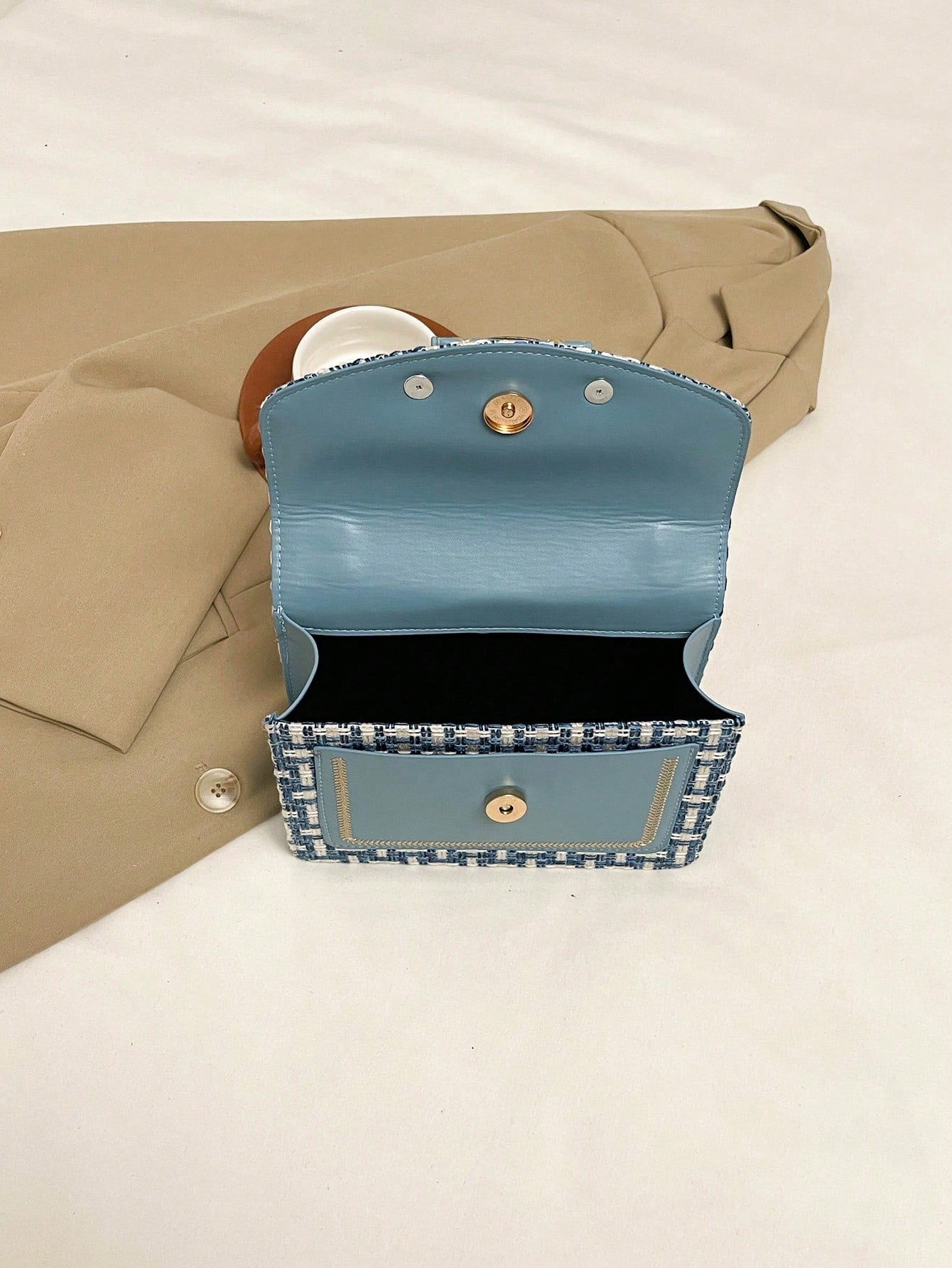 interior del bolso mini tejido azul