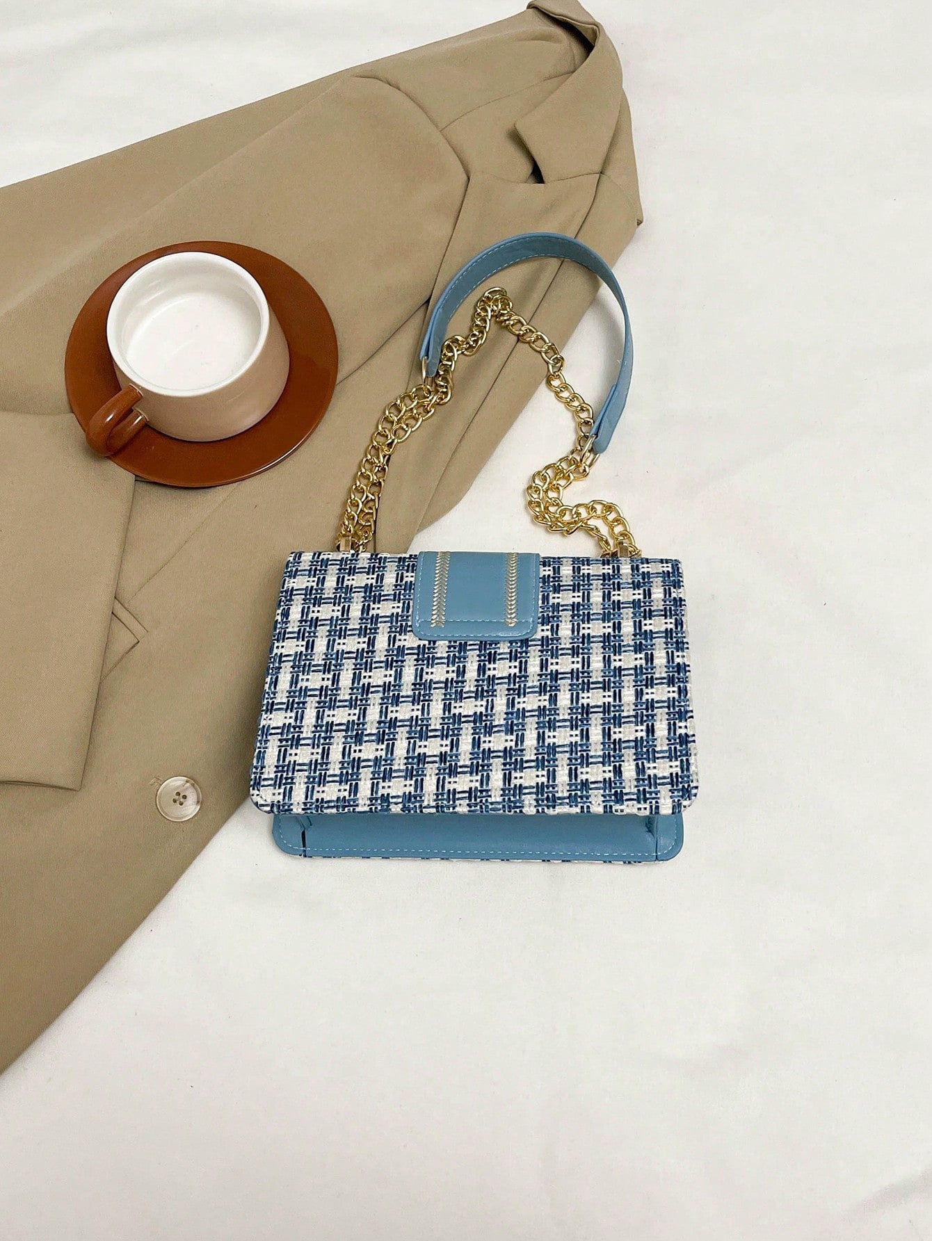 parte trasera del bolso tejido azul