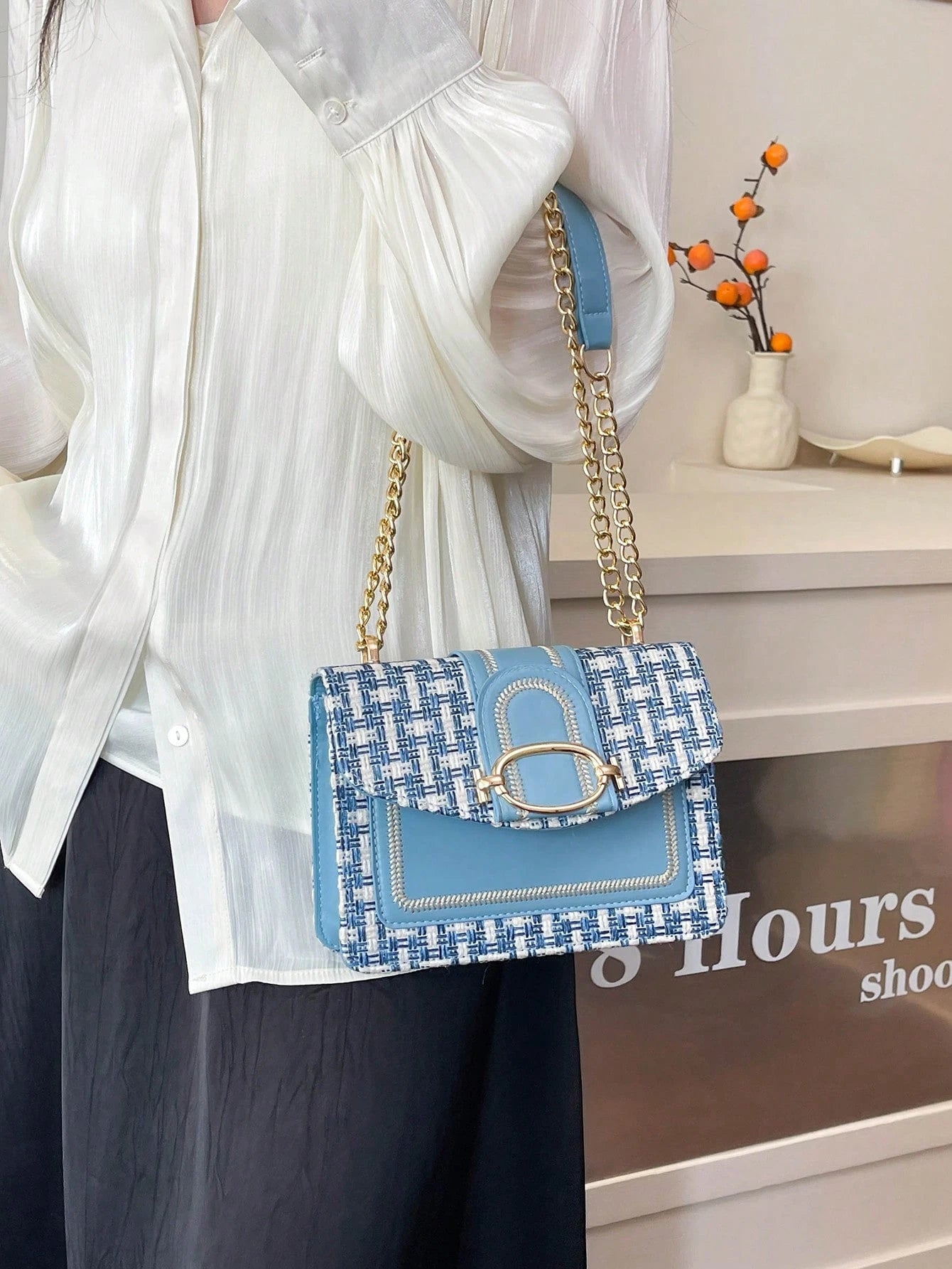 bolso azul con cadena dorada elegante