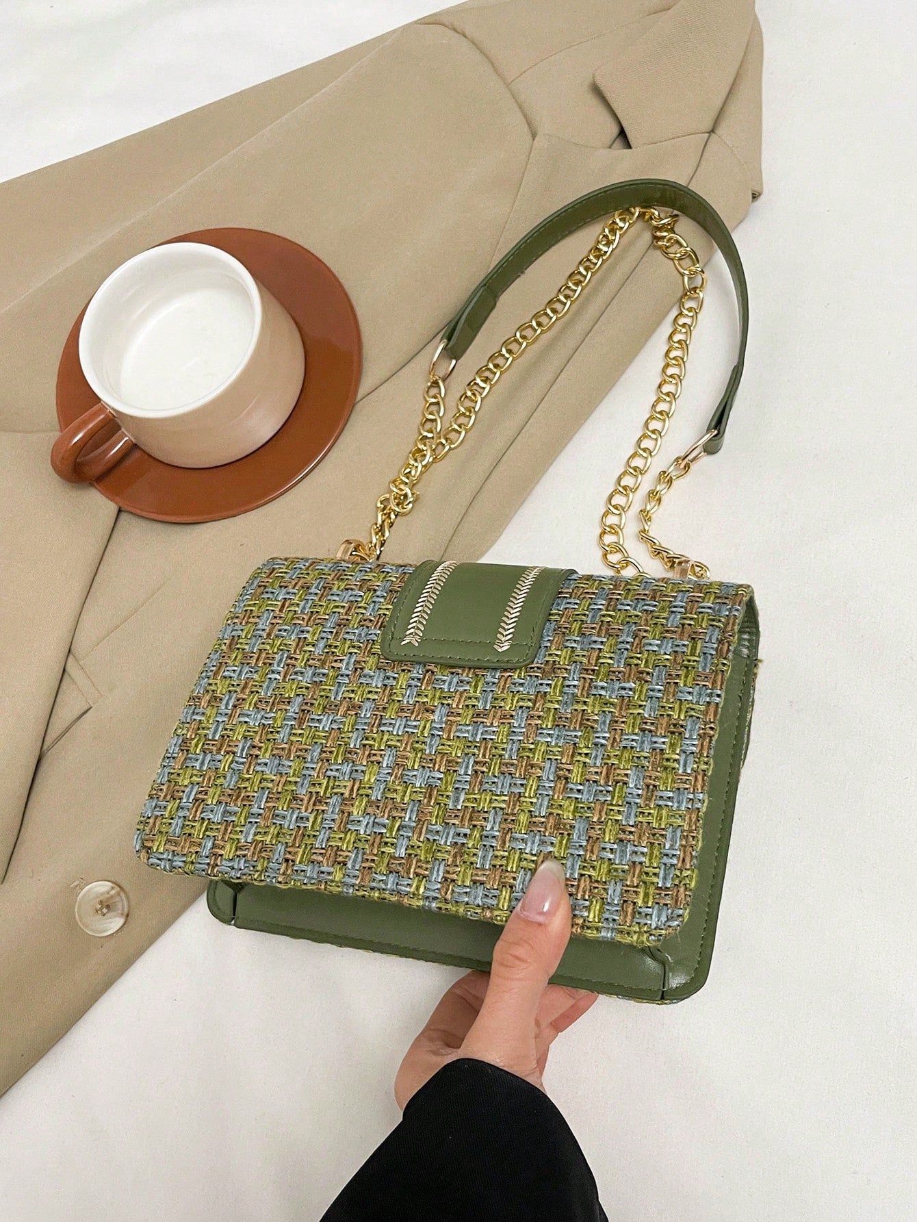 parte trasera del bolso tejido verde