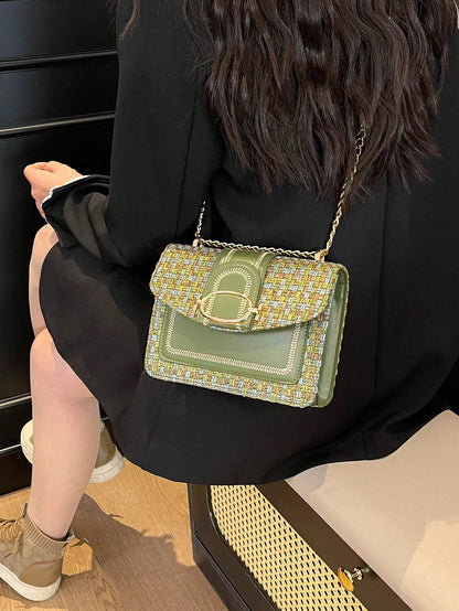 bolso verde con cadena dorada elegante