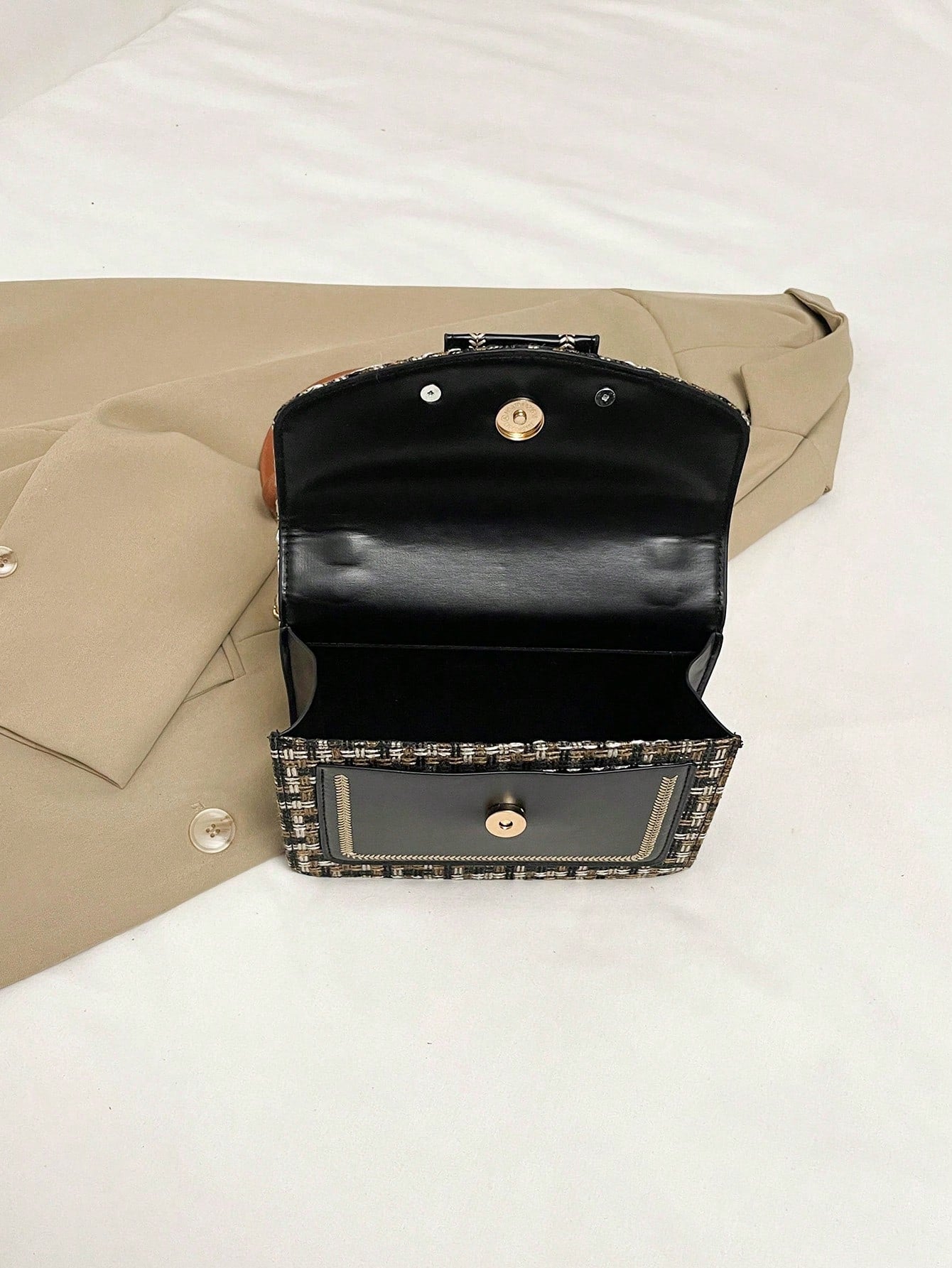 interior del bolso tejido mini con cierre torniquete