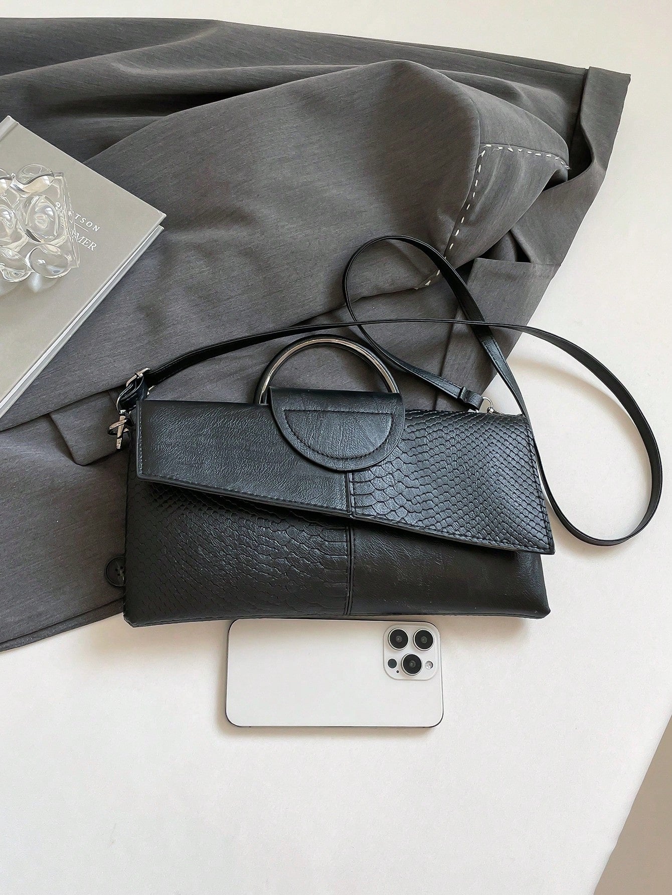 bolso de mano negro para mujer vista frontal con correa larga
