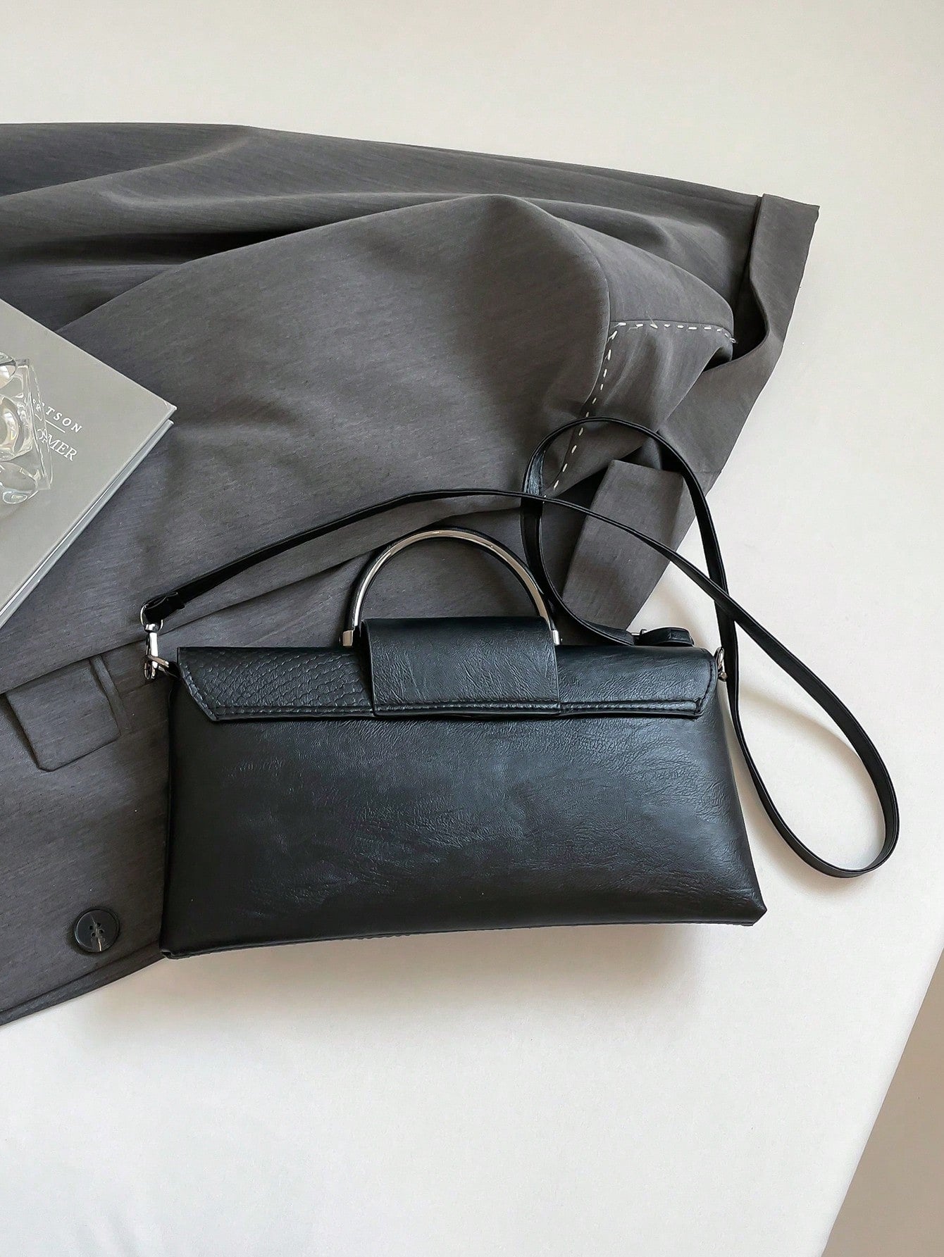 bolso de mano negro para mujer vista posterior del diseño
