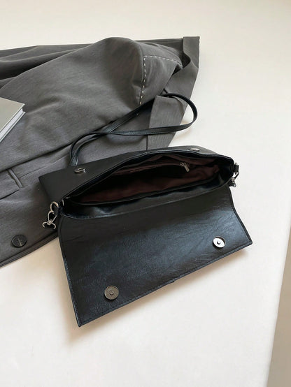 bolso de mano negro para mujer vista interior con cierre y compartimentos
