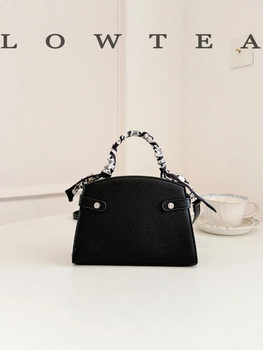 vista trasera del bolso negro minimalista para mujer