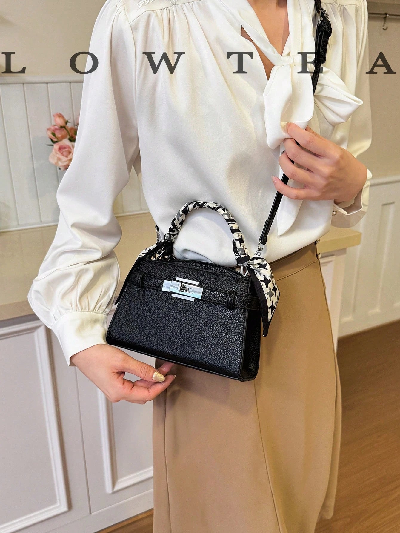 bolso negro con correa ajustable y pañuelo decorativo