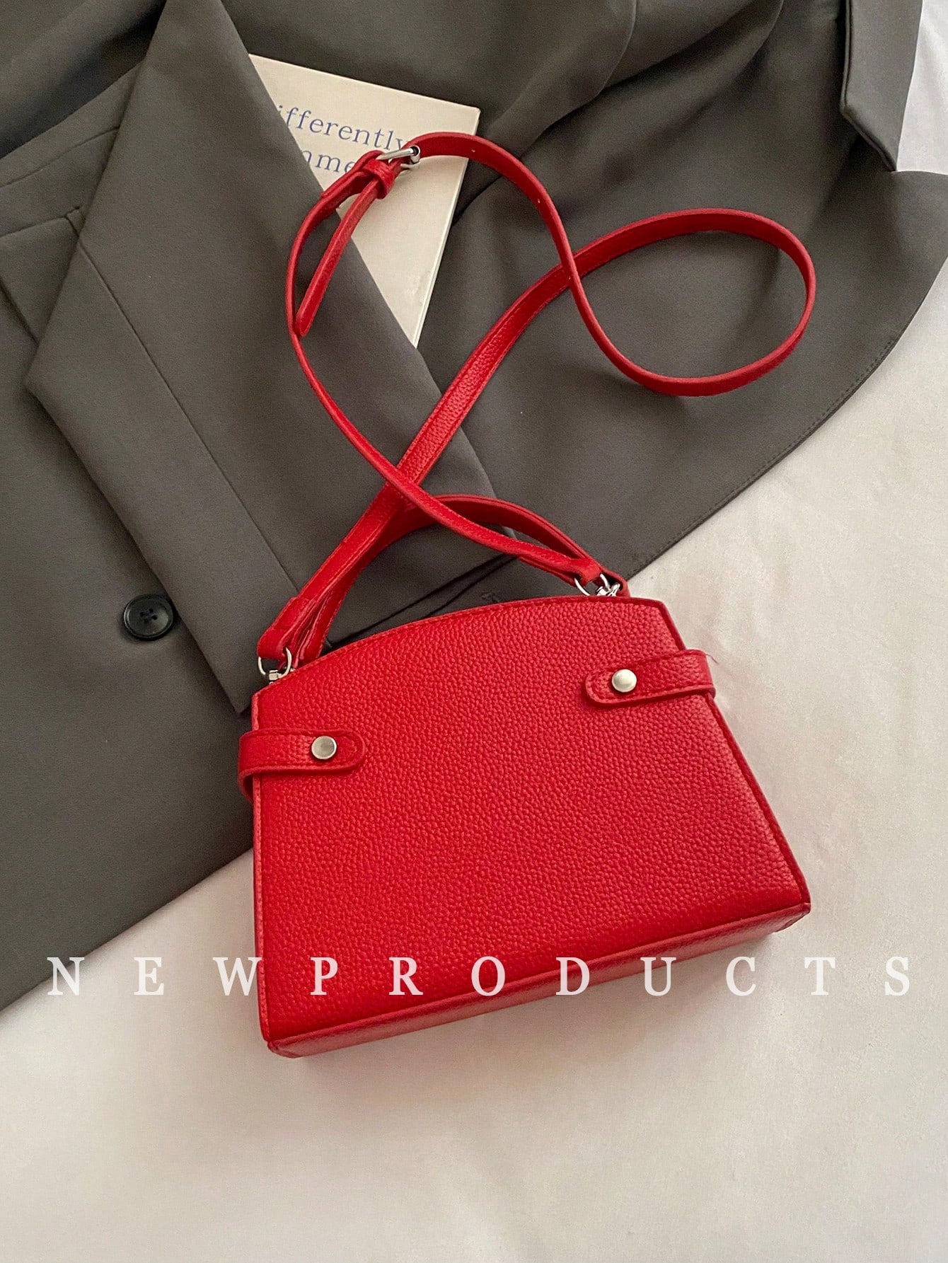 vista trasera del bolso rojo minimalista para mujer