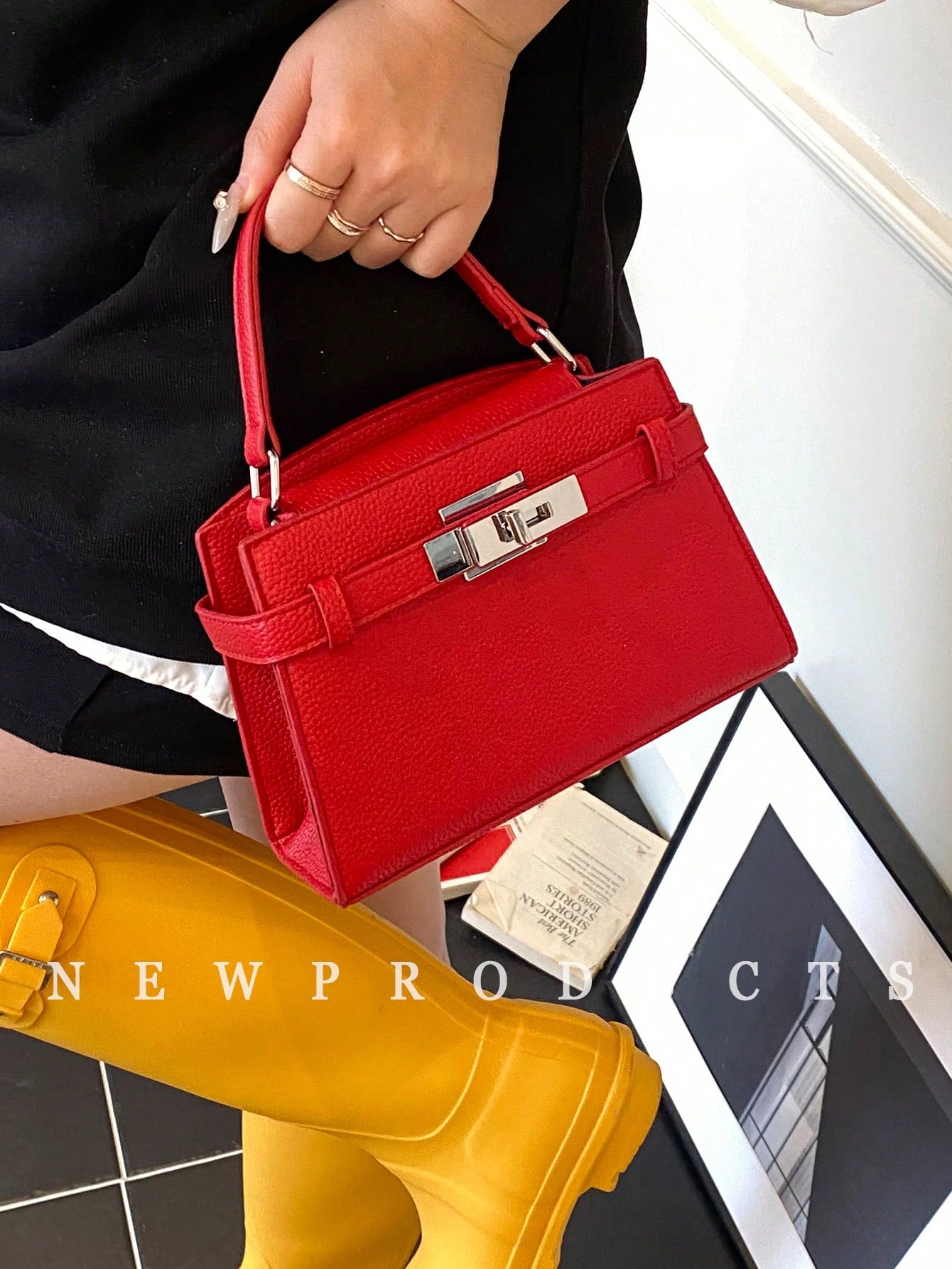 bolso rojo con correa ajustable y pañuelo decorativo