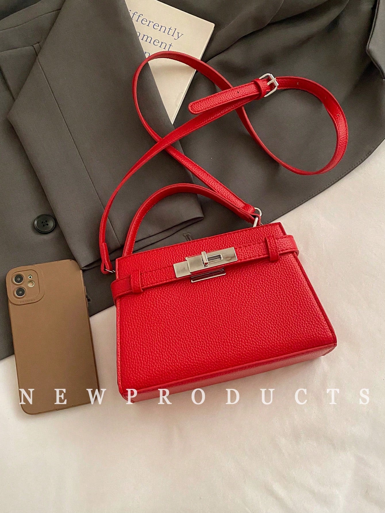 comparación de tamaño del bolso rojo pequeño para dama