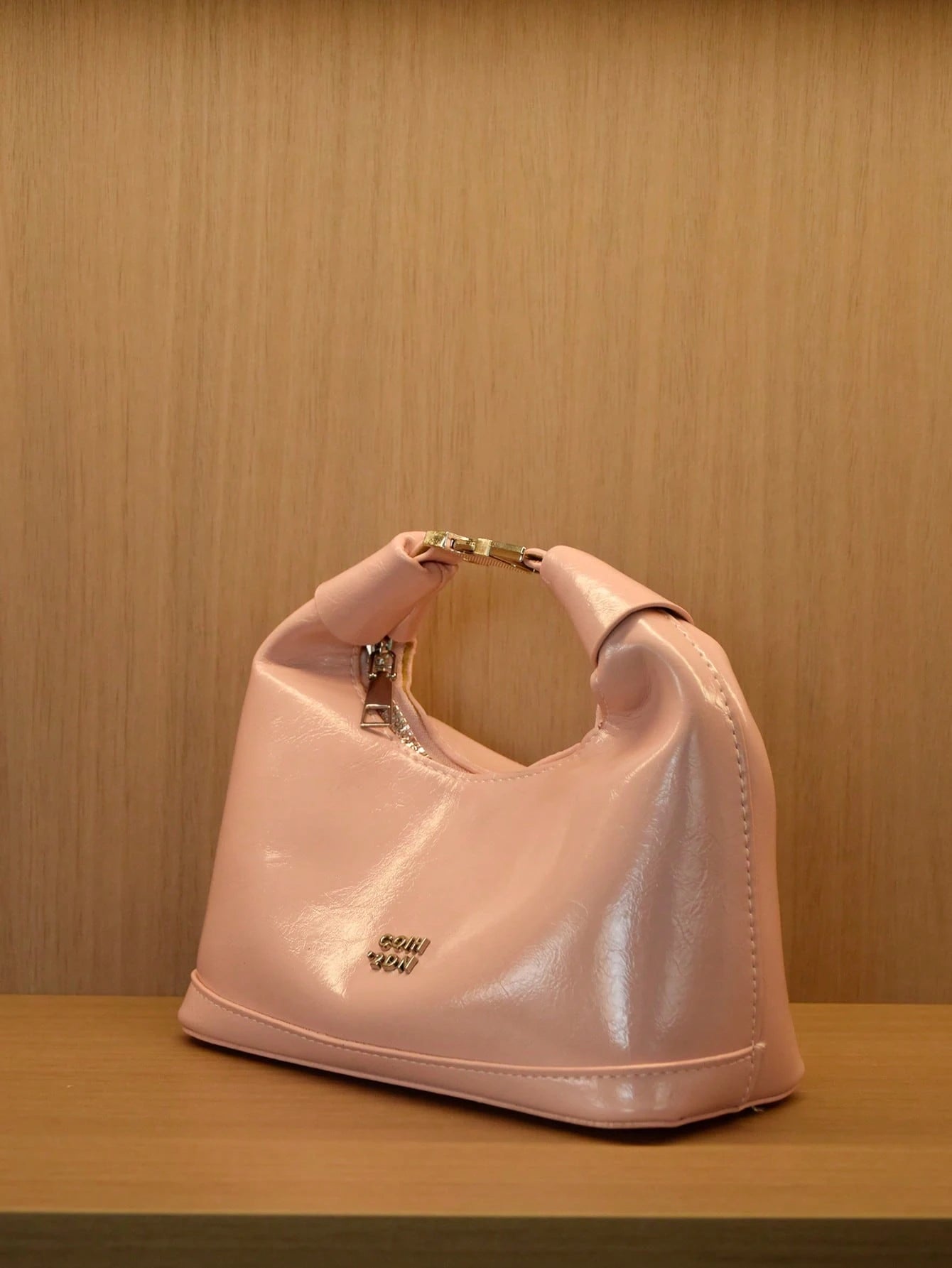 vista lateral del bolso rosa pálido para dama