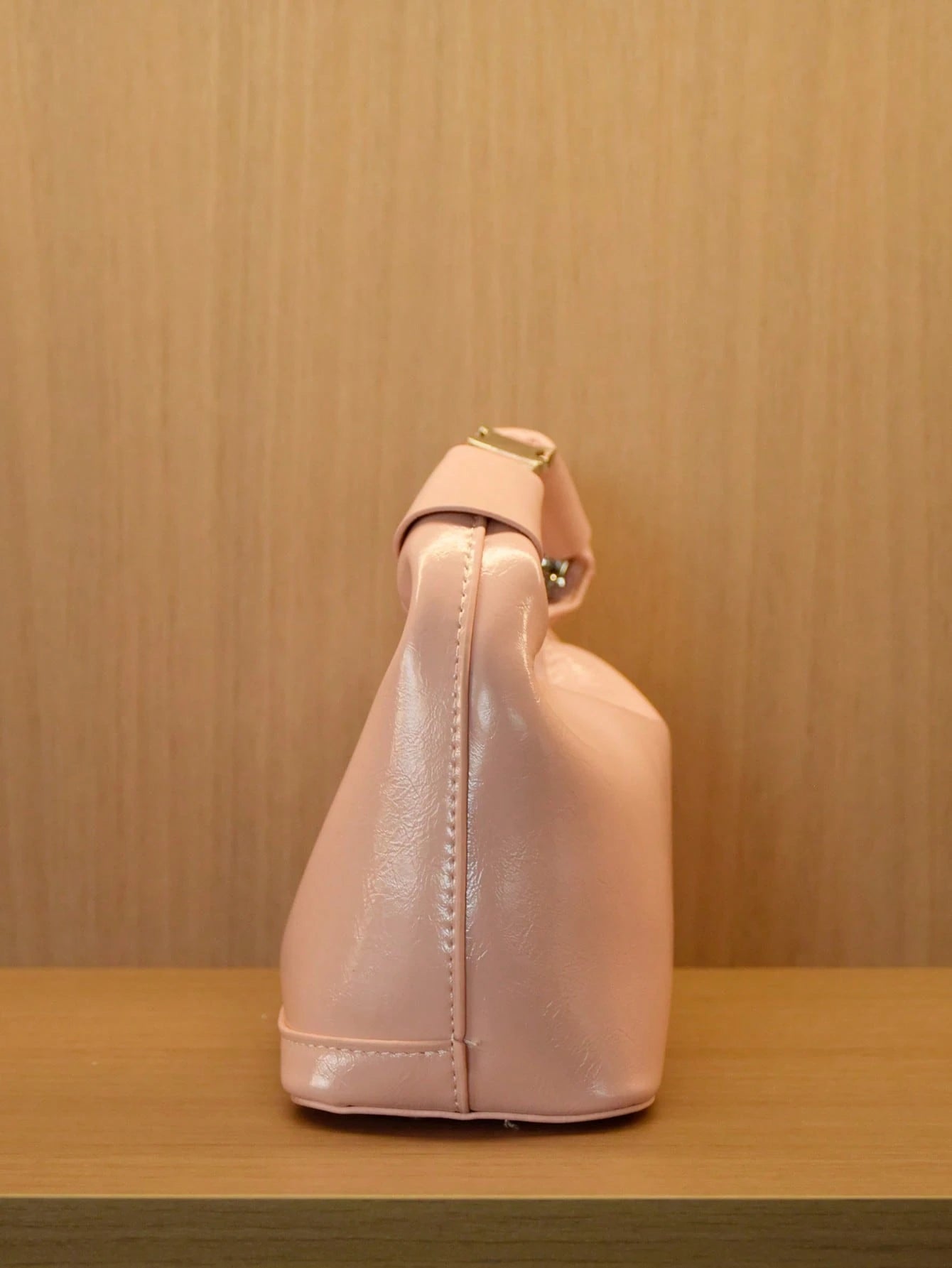 detalle lateral del bolso hobo rosa pálido para dama