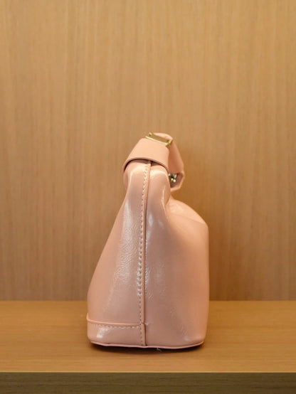 detalle lateral del bolso hobo rosa pálido para dama