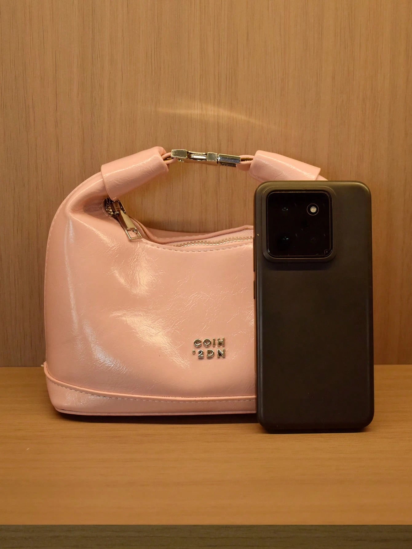 bolso rosa pálido para dama con referencia de tamaño