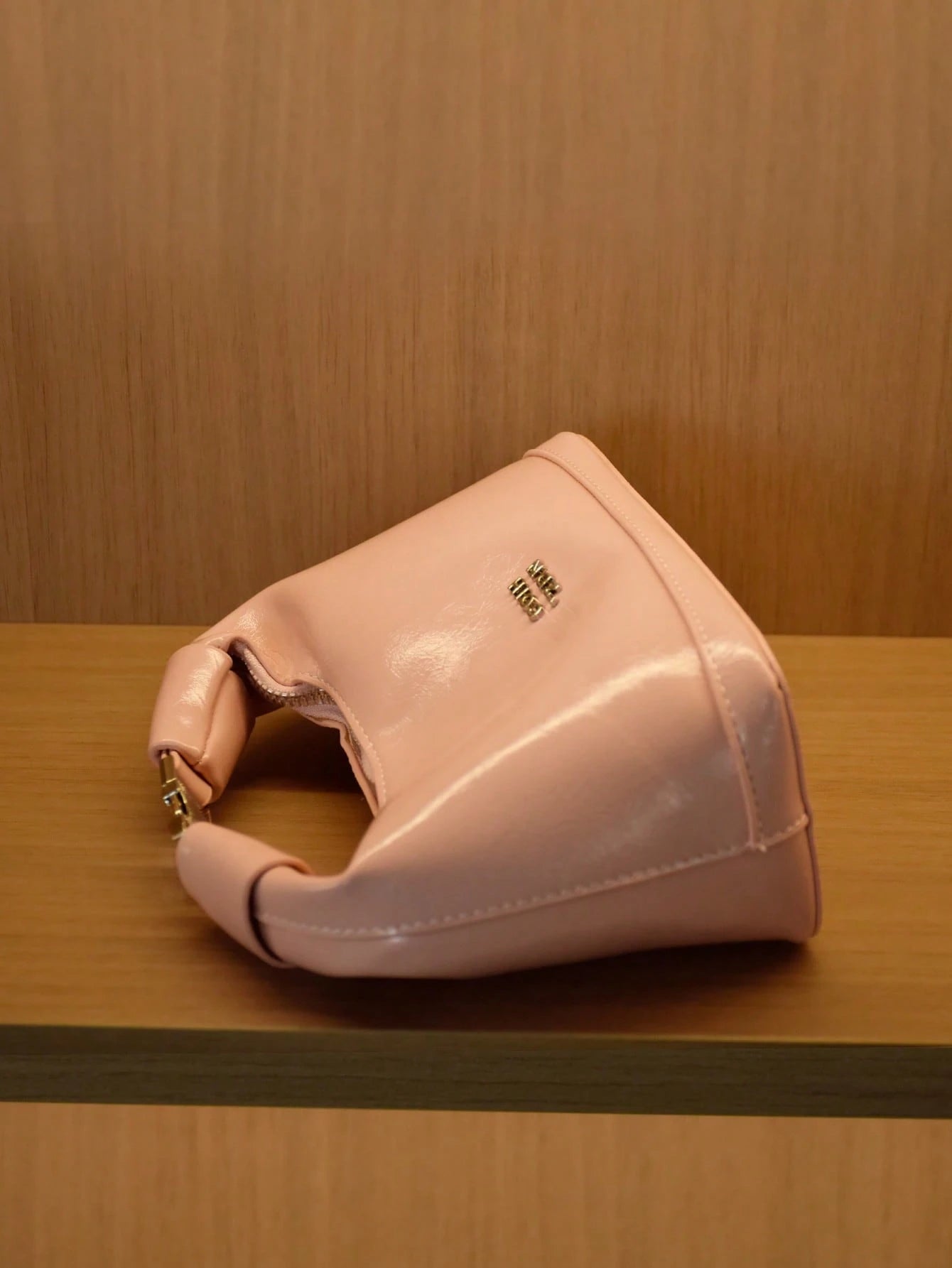 detalle del acabado brillante del bolso rosa pálido para dama