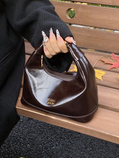 detalle del acabado brillante del bolso hobo
