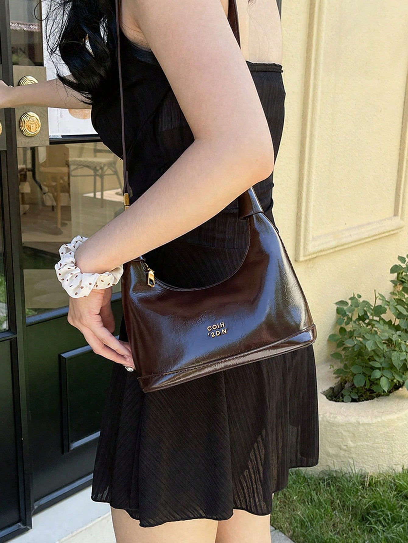 vista lateral del bolso hobo elegante
