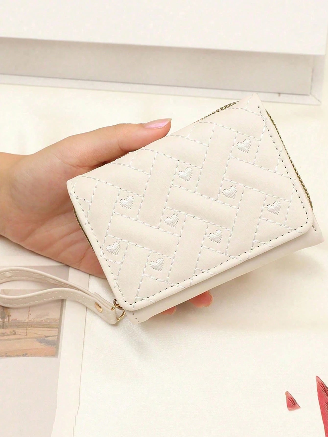 billetera blanca compacta para dama con diseño bordado