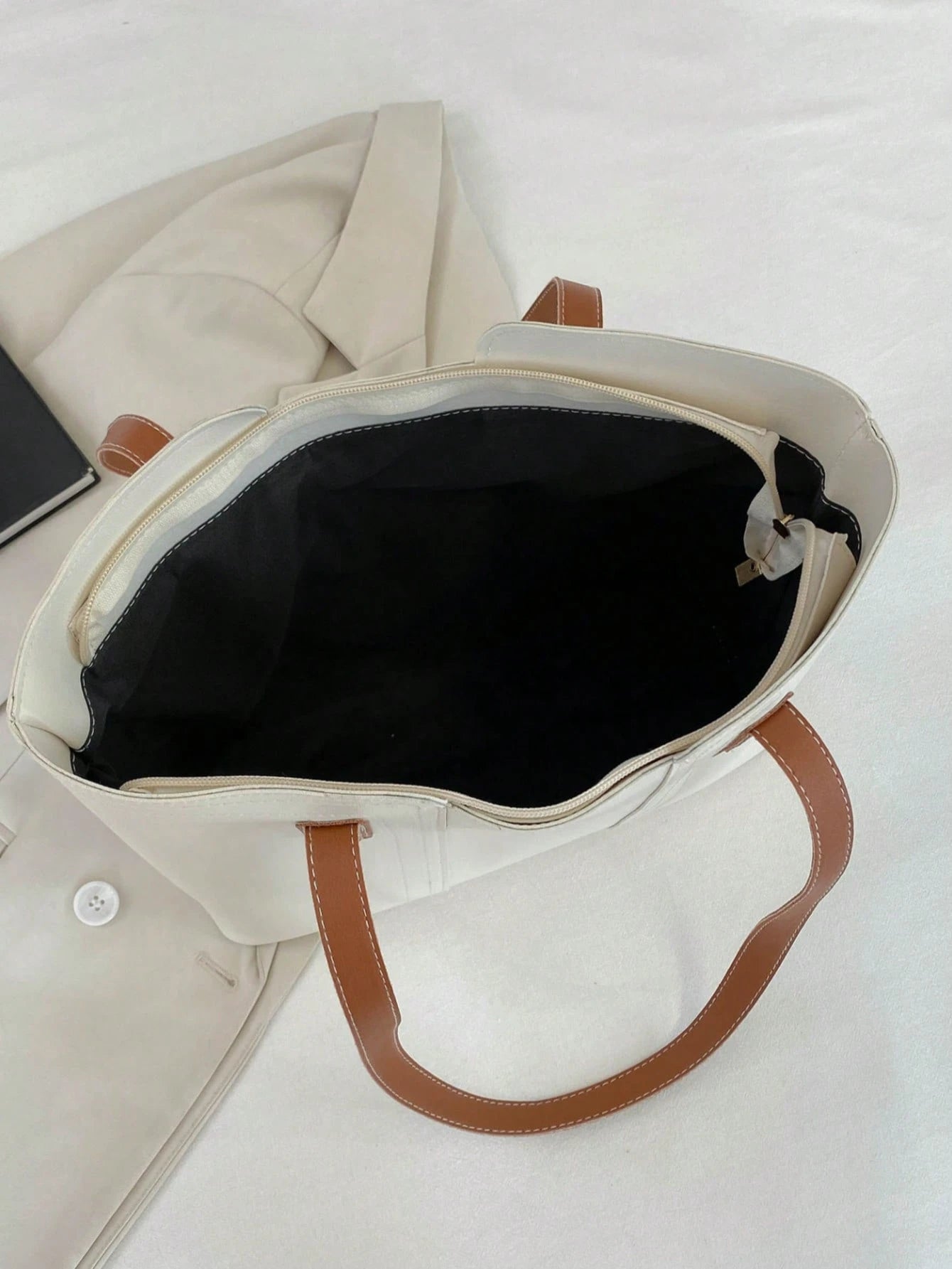 interior del bolso tote blanco con cremallera