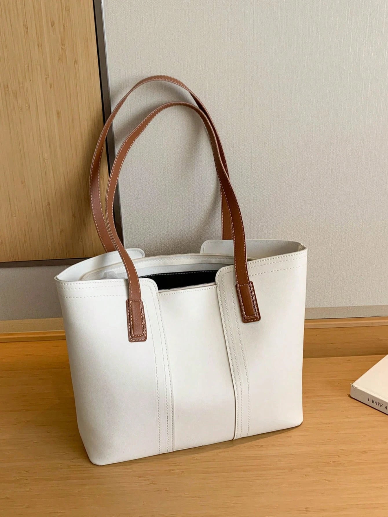 bolso blanco tote con asas marrones para dama