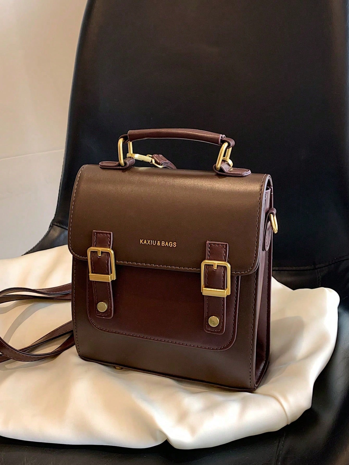 Mochila marrón chocolate para mujer vista frontal con acabado vintage