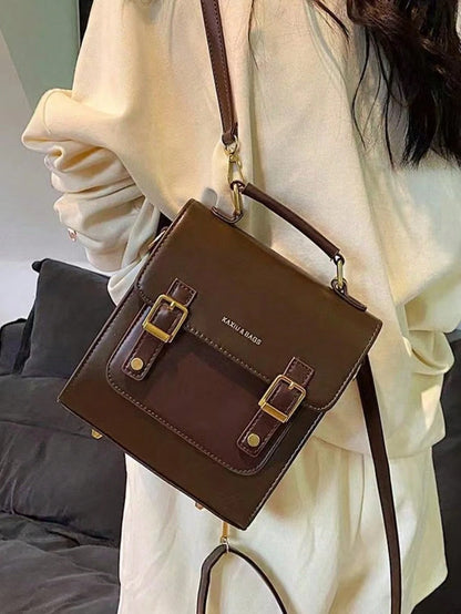 Mochila marrón chocolate para mujer llevada al hombro con correa larga