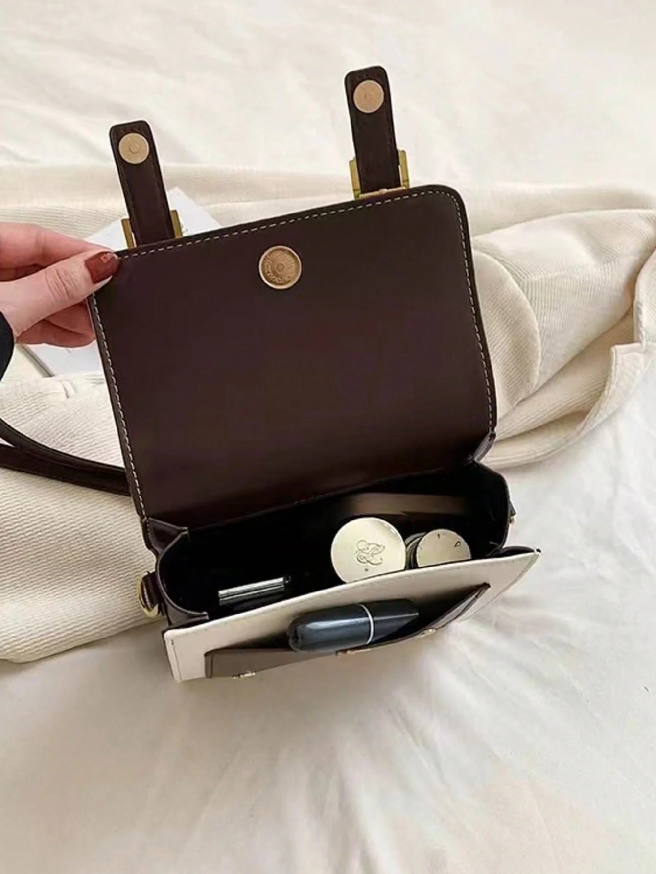 Mochila marrón chocolate para mujer con interior abierto y compartimento amplio