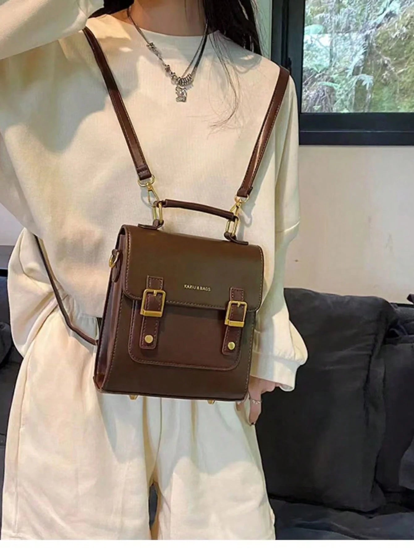 Mochila marrón chocolate para mujer estilo cruzado con diseño estructurado
