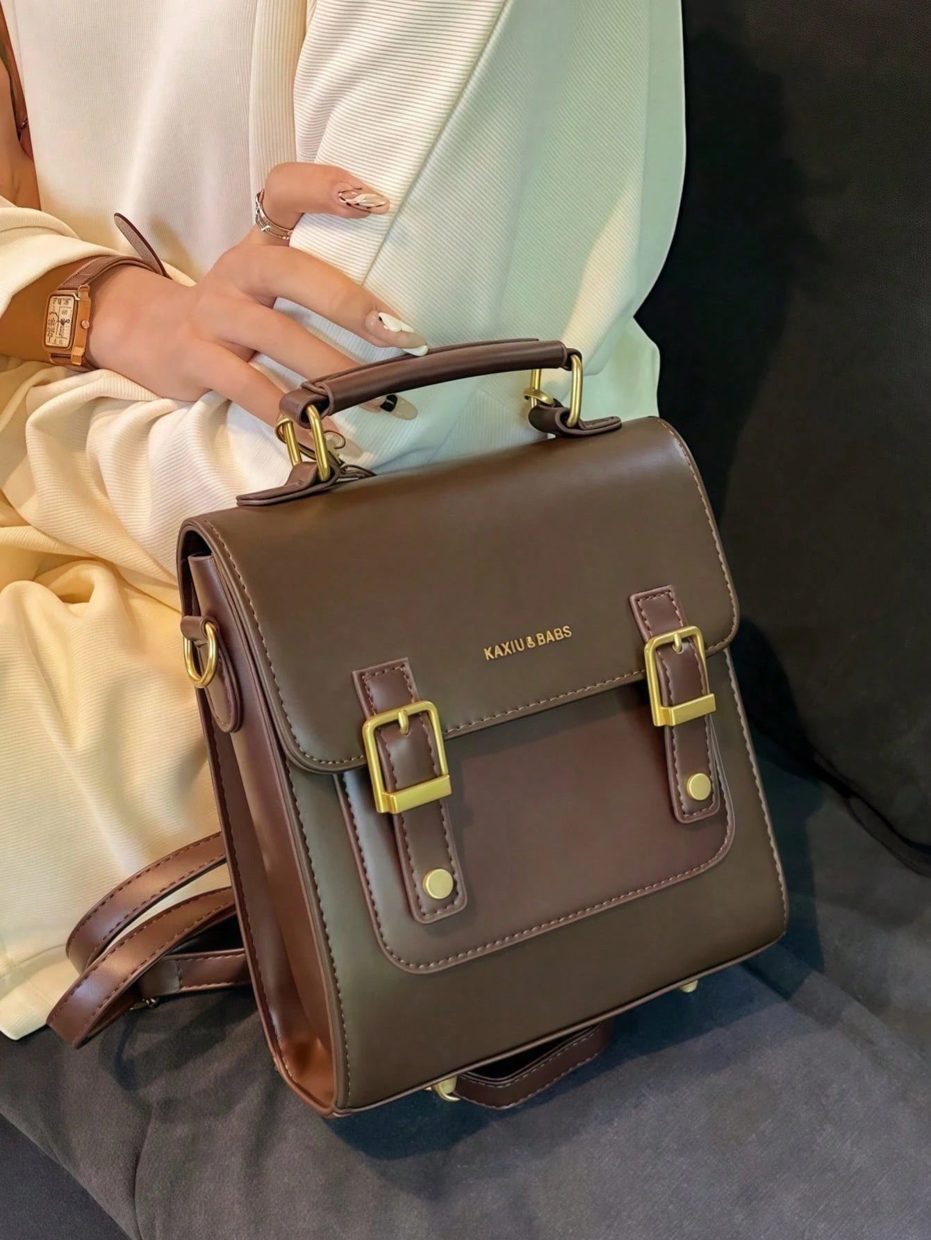 Mochila marrón chocolate para mujer con hebillas frontales y asa superior