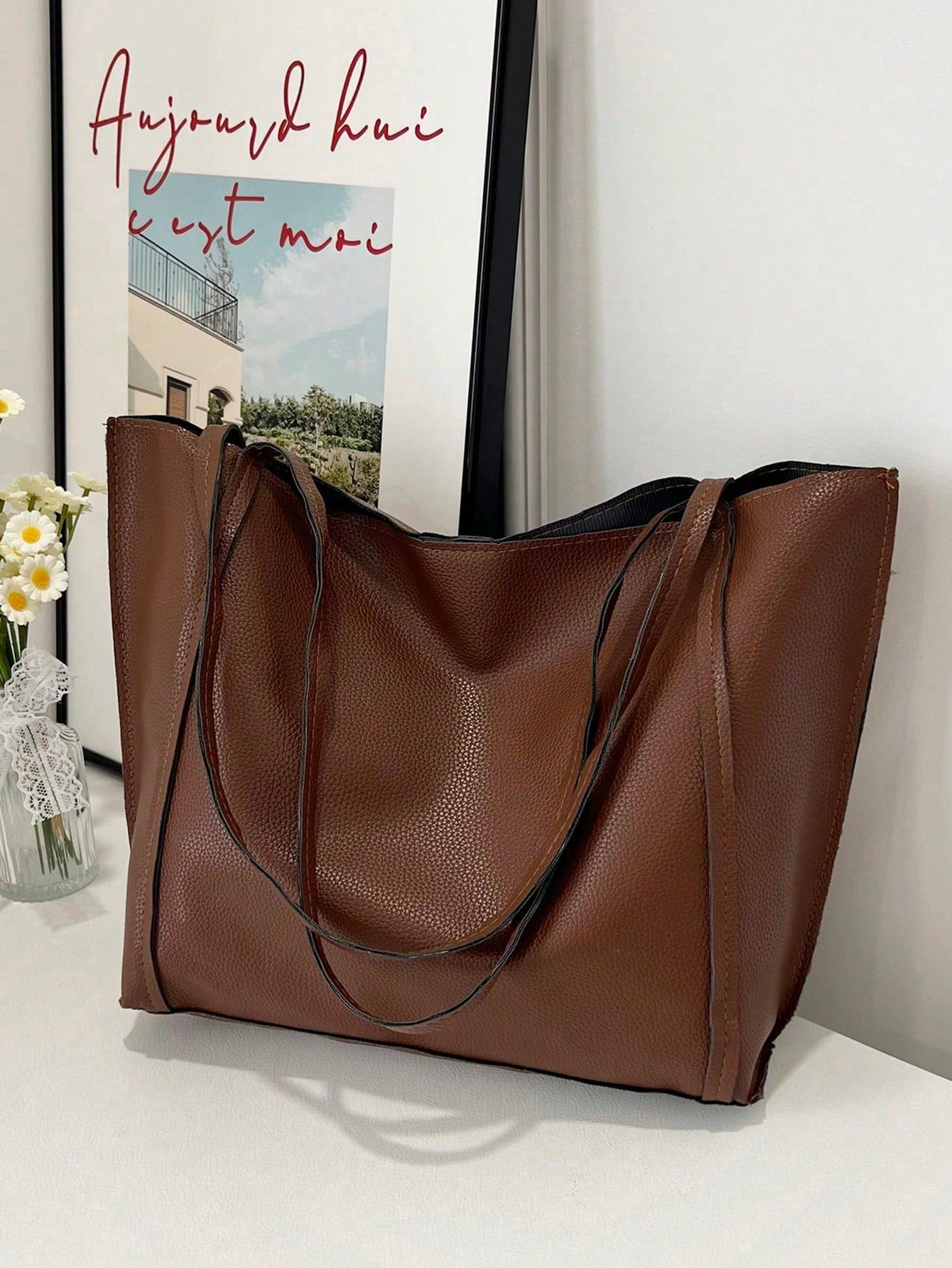 Bolso tote marrón para mujer vista frontal con diseño flexible