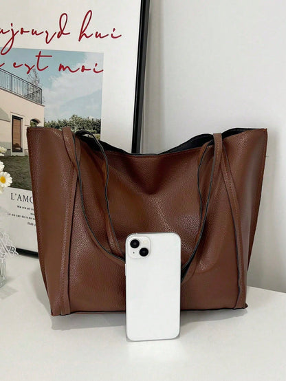 Bolso tote marrón para mujer comparado con teléfono móvil