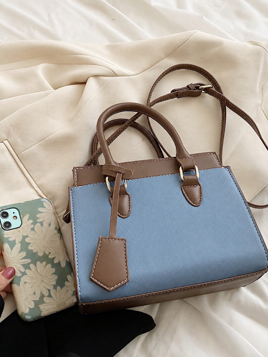 Bolso azul para mujer con detalles café y correa ajustable